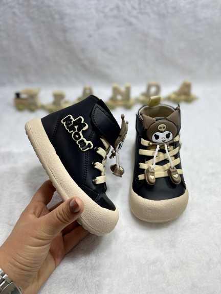 نیم بوت دخترانه مدل کورومی تصویرنیم بوت دخترانه مدل کورومی رنگ مشکی