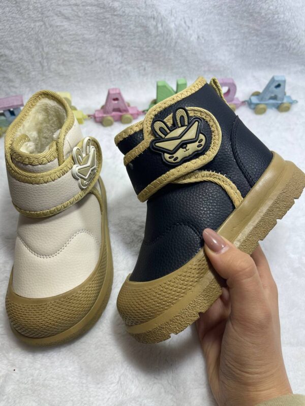 تصویر نیم‌بوت بچگانه زمستانی طرح خرگوش عینک‌دار (داخل خز) مشکی و سفید 4