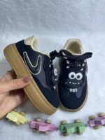 تصویر تک مشکی کفش اسپرت بچگانه طرح فانتزی قورباغه چشم‌درشت6