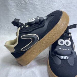 تصویر مشکی کفش اسپرت بچگانه طرح فانتزی قورباغه چشم‌درشت2