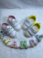 تصویر > آقای جلیلی: 28/کتانی اسپرت بچگانه سوتی نایکی (Nike) مدل SEVEN > آقای جلیلی: این کتانی بچگانه نایکی با طراحی مینیمال و ترکیب رنگی بسیار شاد سفید و زرد، انتخابی ایده‌آل برای استایل‌های تابستانی و بهاری کودکان است. مدل SEVEN با تمرکز بر راحتی و وزن بسیار سبک طراحی شده تا از خستگی پای کودک در هنگام فعالیت‌های طولانی جلوگیری کند. رویه این کفش از چرم صنعتی مرغوب با دوخت‌های تمیز ساخته شده و آستر داخلی زرد رنگ آن علاوه بر زیبایی، لطافت خاصی برای پوست پا فراهم می‌کند. سیستم بستن این کفش به صورت دو چسب پهن (Double Strap) است که پوشیدن آن را برای کودکان بسیار آسان کرده و باعث می‌شود کفش به خوبی در پا محکم شود. لوگوی نایکی به صورت دو رنگ در کناره‌ها و روی چسب کفش، اصالت طرح را به نمایش می‌گذارد. 4