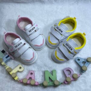 تصویر > آقای جلیلی: 28/کتانی اسپرت بچگانه سوتی نایکی (Nike) مدل SEVEN > آقای جلیلی: این کتانی بچگانه نایکی با طراحی مینیمال و ترکیب رنگی بسیار شاد سفید و زرد، انتخابی ایده‌آل برای استایل‌های تابستانی و بهاری کودکان است. مدل SEVEN با تمرکز بر راحتی و وزن بسیار سبک طراحی شده تا از خستگی پای کودک در هنگام فعالیت‌های طولانی جلوگیری کند. رویه این کفش از چرم صنعتی مرغوب با دوخت‌های تمیز ساخته شده و آستر داخلی زرد رنگ آن علاوه بر زیبایی، لطافت خاصی برای پوست پا فراهم می‌کند. سیستم بستن این کفش به صورت دو چسب پهن (Double Strap) است که پوشیدن آن را برای کودکان بسیار آسان کرده و باعث می‌شود کفش به خوبی در پا محکم شود. لوگوی نایکی به صورت دو رنگ در کناره‌ها و روی چسب کفش، اصالت طرح را به نمایش می‌گذارد. 4